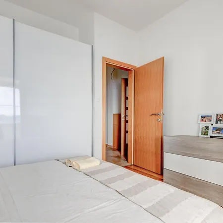 Apartment Spacious Near The Sea