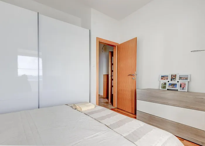 Apartman Spacious Near The Sea